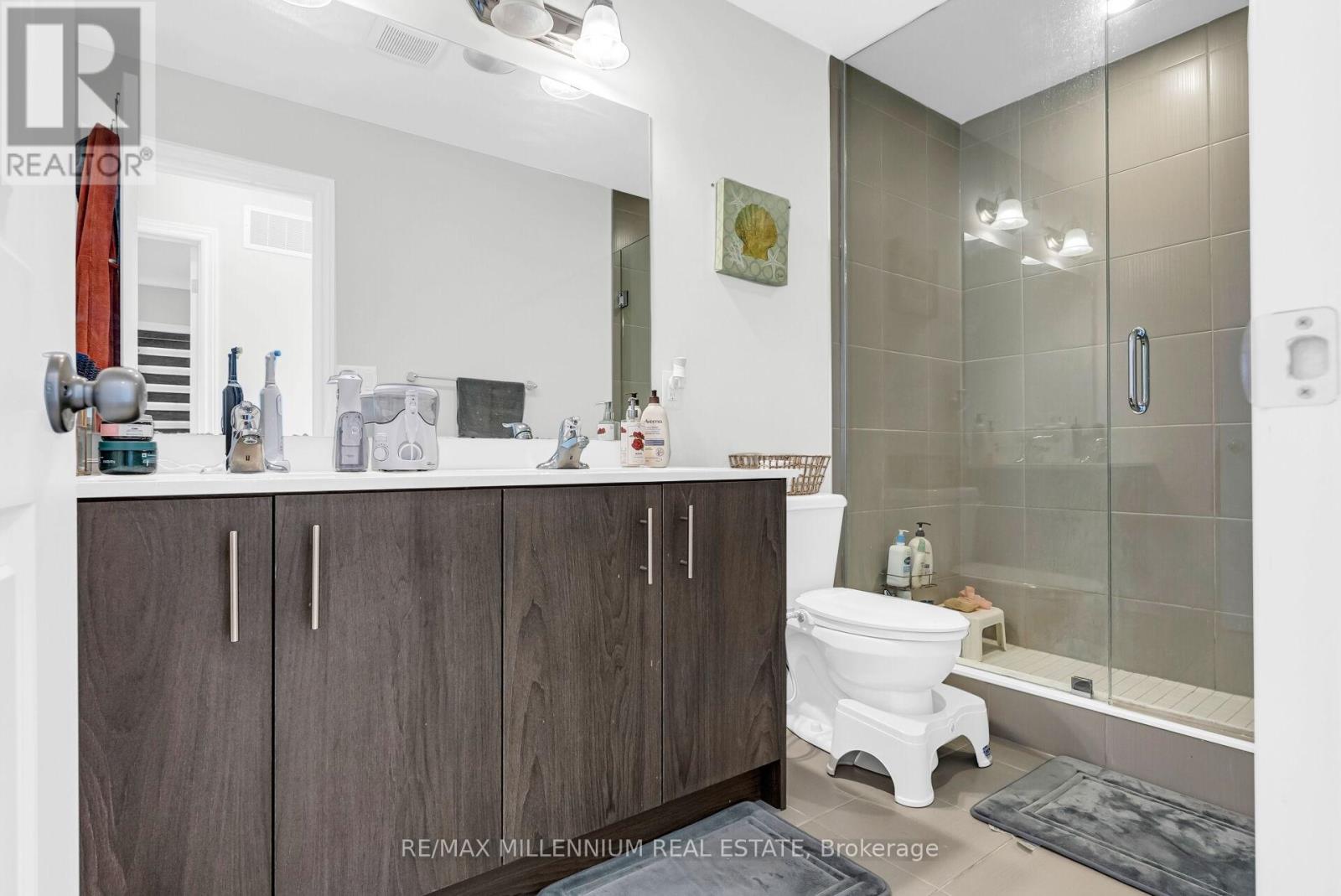 Photo 31 of 63 124 Compass Trail, Cambridge ON