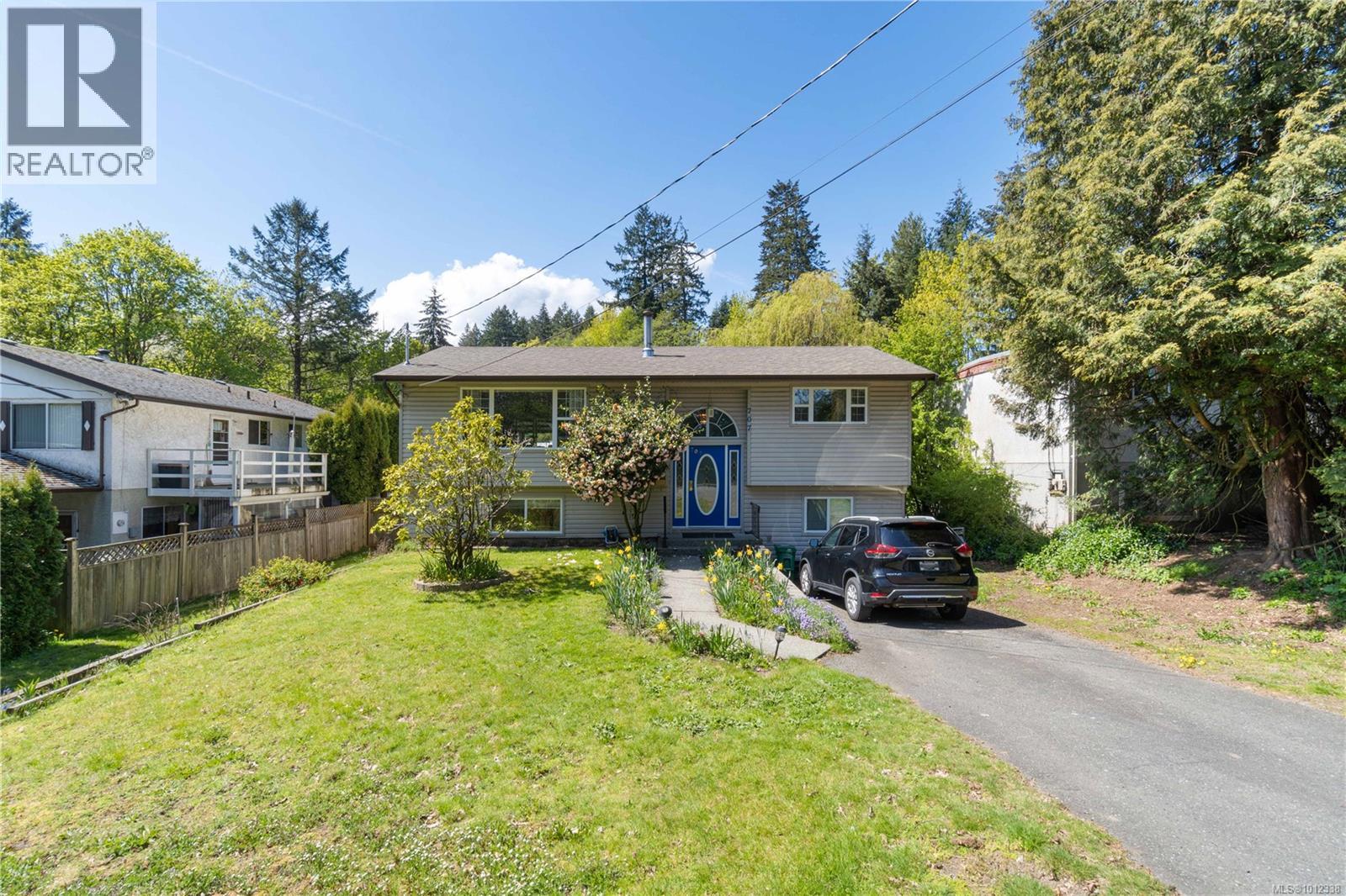 Photo 1 of 707 Howard Ave, Nanaimo BC