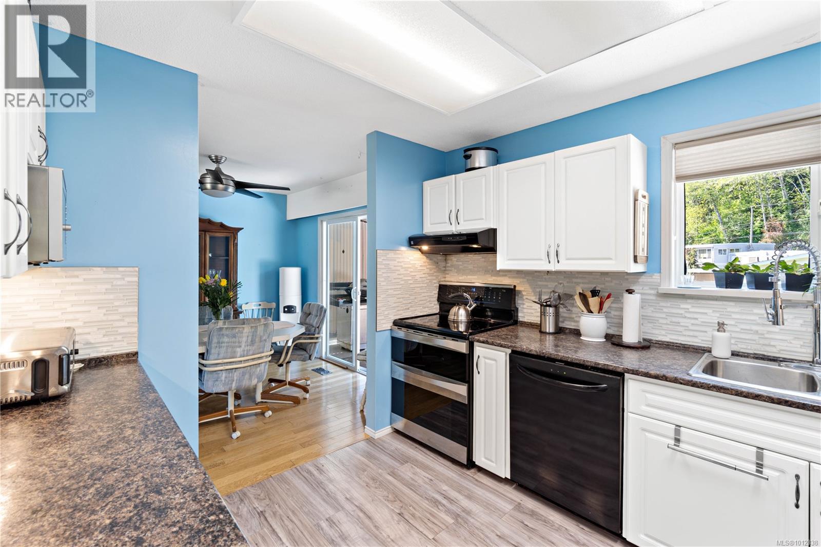 Photo 13 of 707 Howard Ave, Nanaimo BC