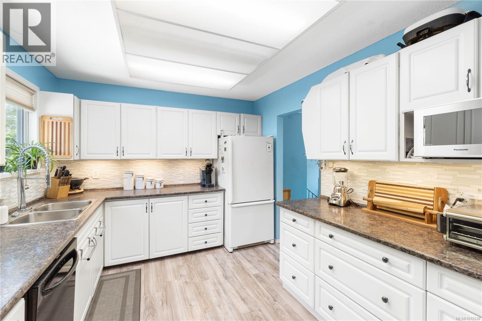 Photo 2 of 707 Howard Ave, Nanaimo BC