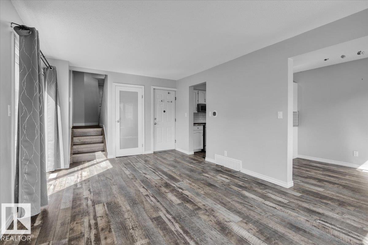 Photo 8 of 10652 158 Av Nw, Edmonton AB