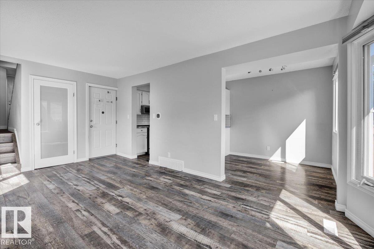 Photo 9 of 10652 158 Av Nw, Edmonton AB