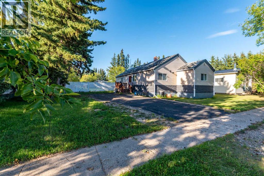 116 1 AVENUE W - 1