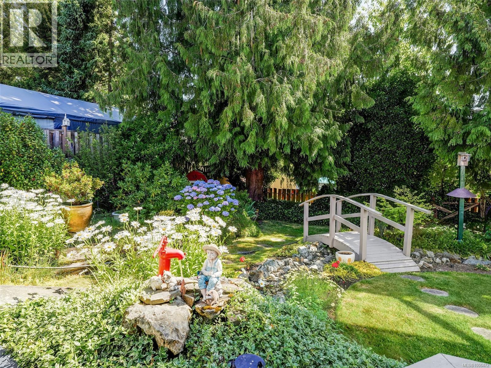 Photo 3 of 4153 Birtles Ave, Saanich BC