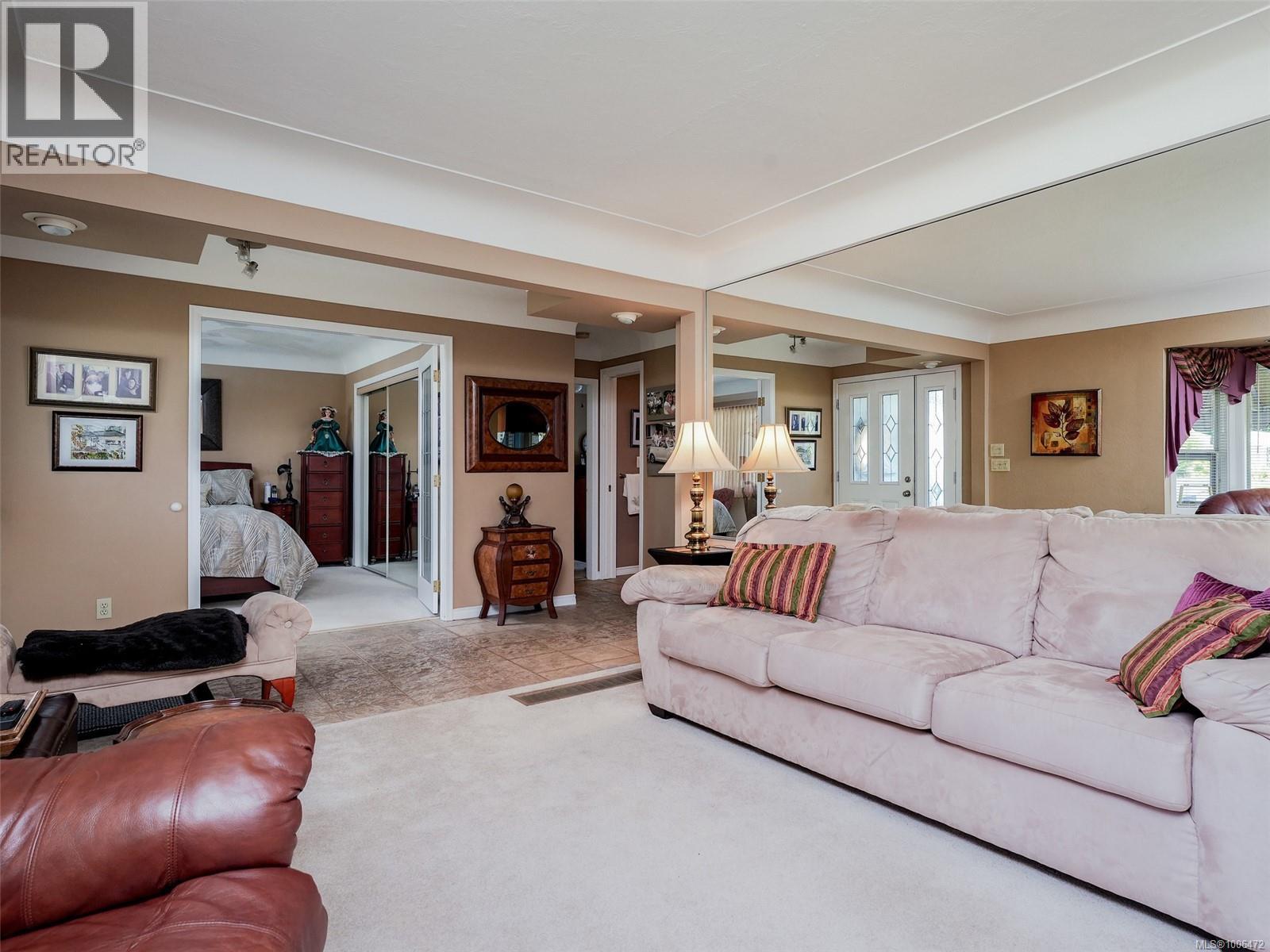 Photo 6 of 4153 Birtles Ave, Saanich BC