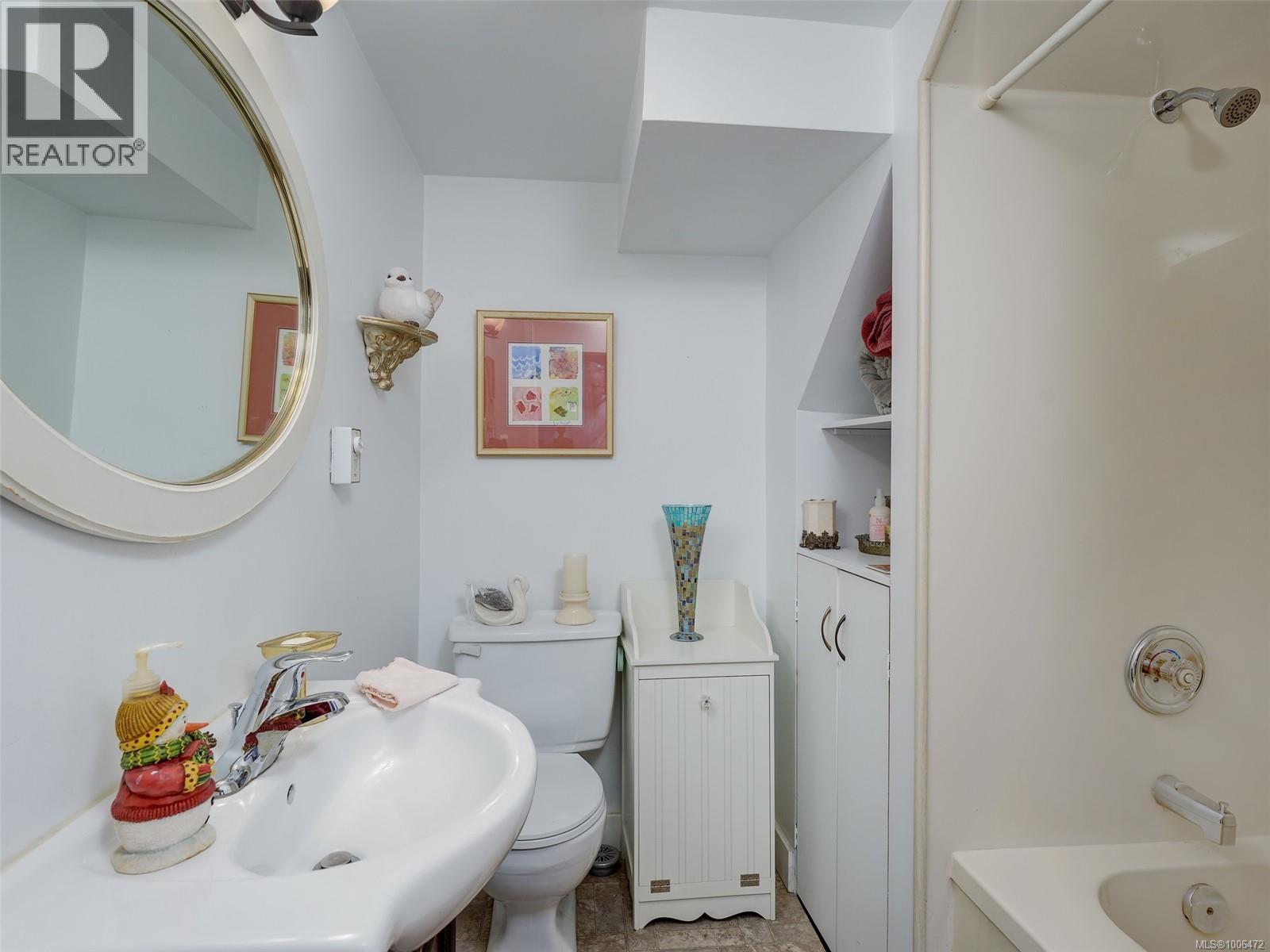 Photo 18 of 4153 Birtles Ave, Saanich BC
