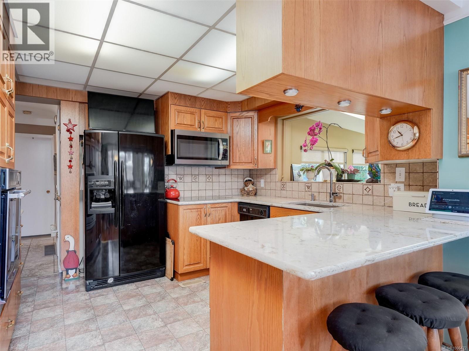 Photo 8 of 4153 Birtles Ave, Saanich BC