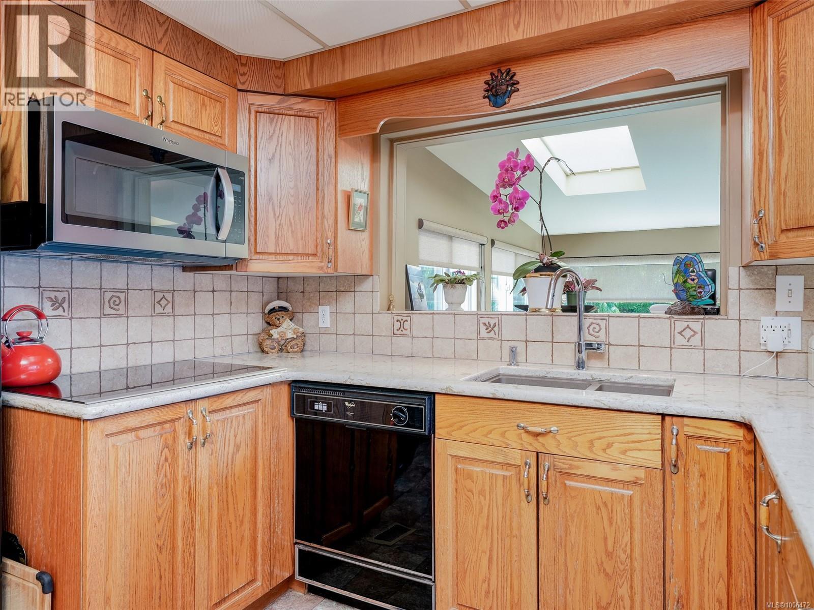 Photo 9 of 4153 Birtles Ave, Saanich BC