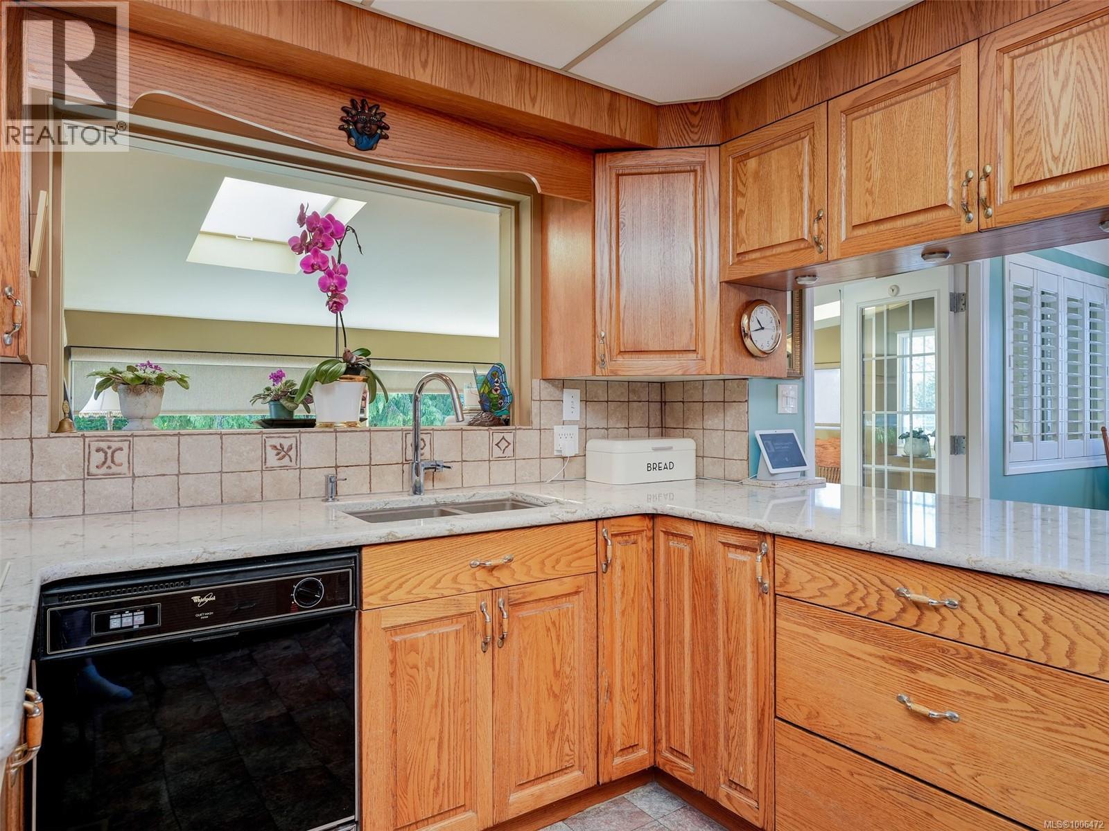 Photo 10 of 4153 Birtles Ave, Saanich BC