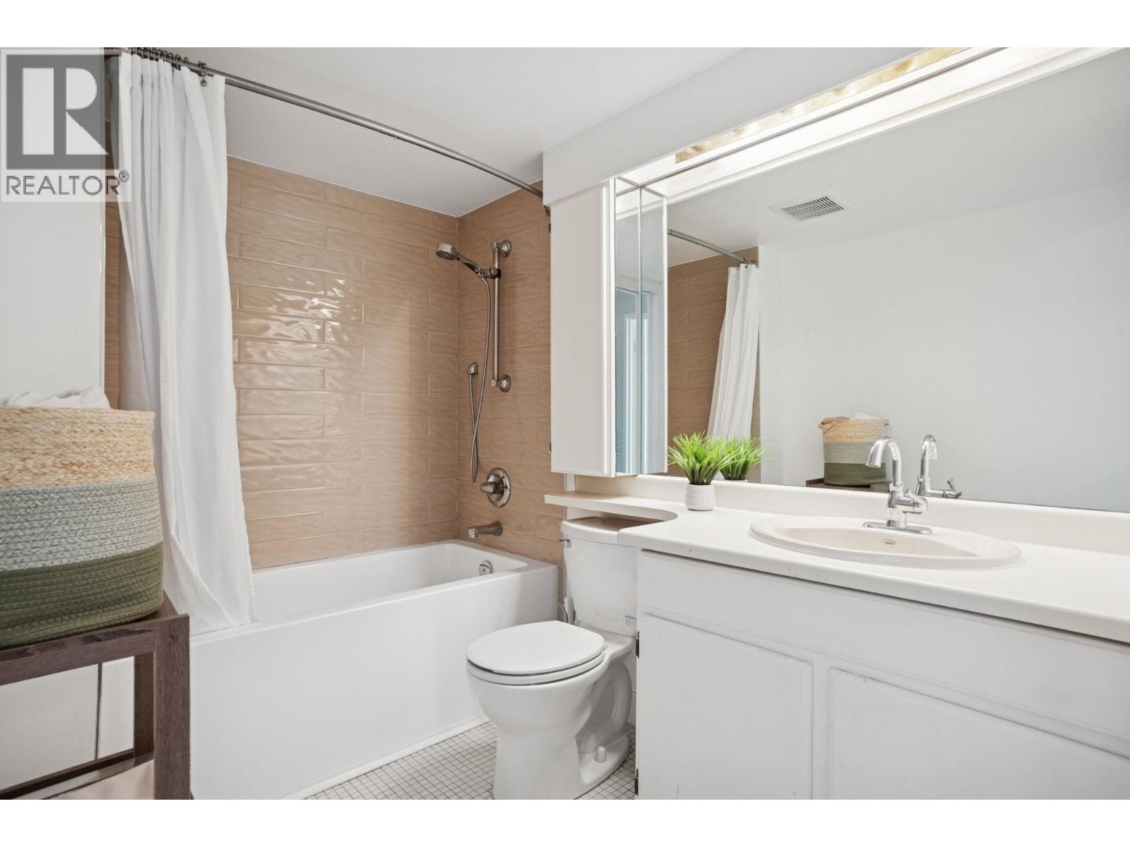 Photo 13 of 206 1740 Comox Street, Vancouver BC