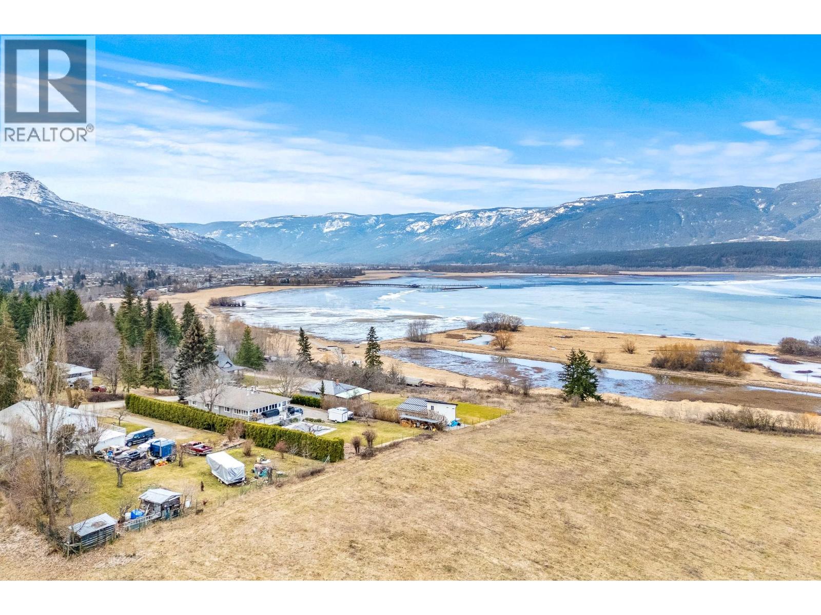 Photo 10 of 2351 Lakeshore Road Ne, Salmon Arm BC