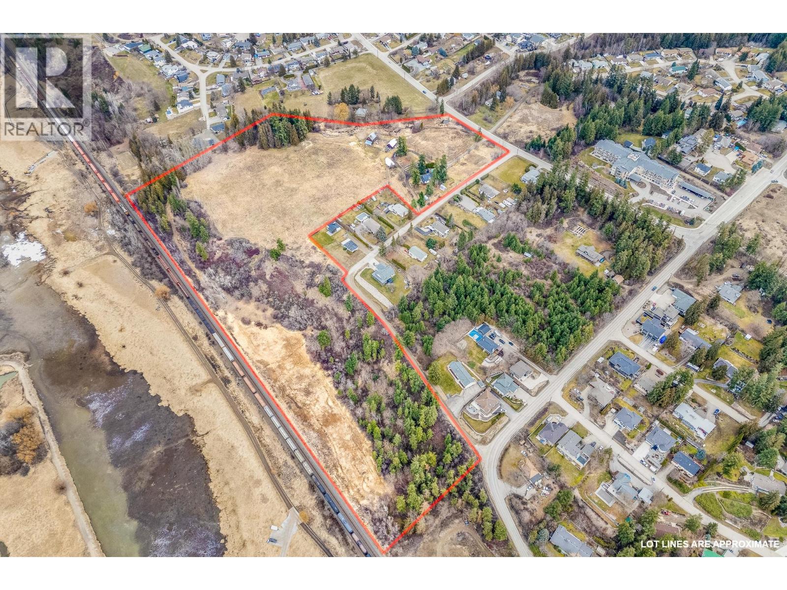 Photo 4 of 2351 Lakeshore Road Ne, Salmon Arm BC