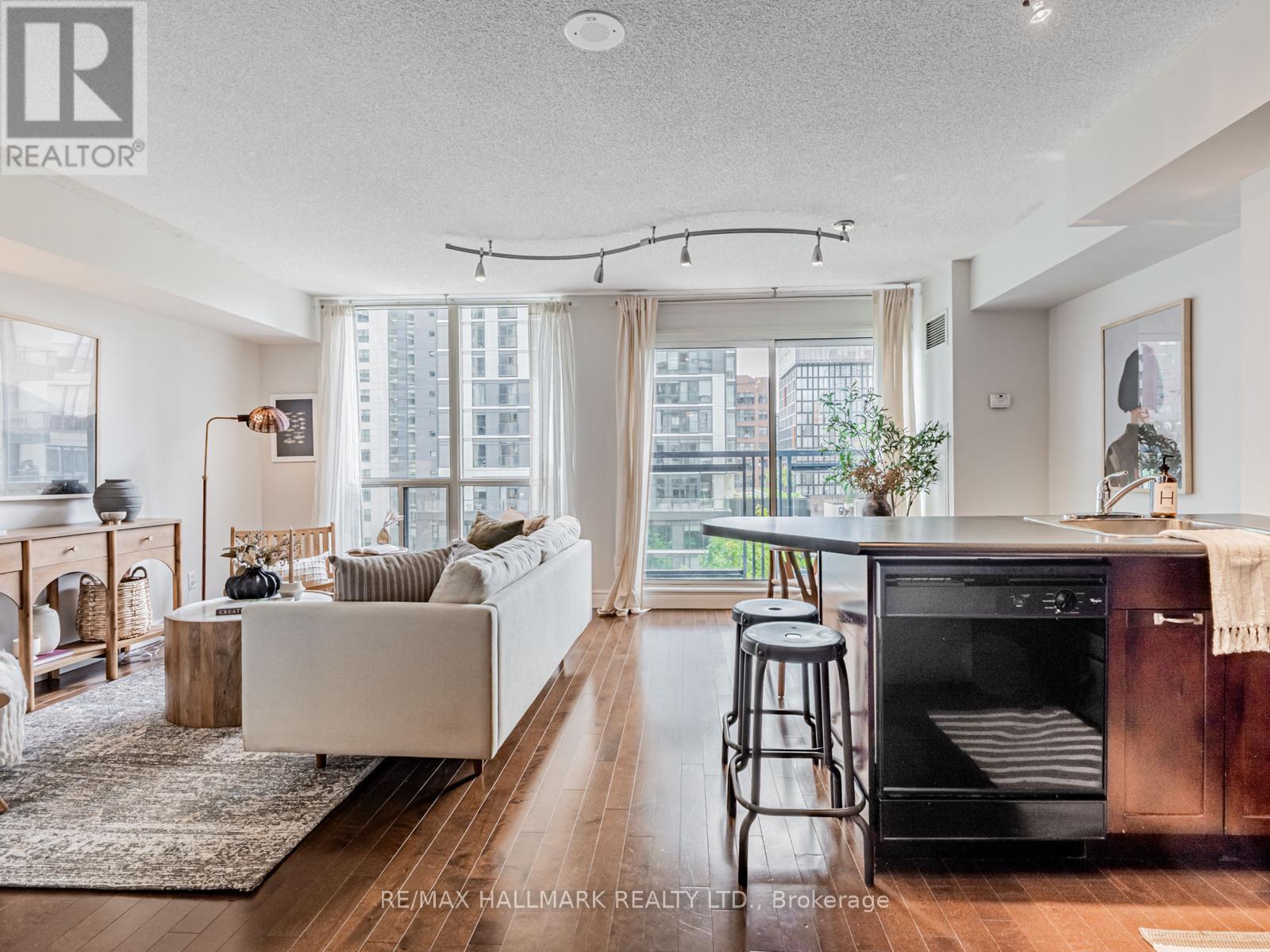Photo 2 of 710 75 Dalhousie Street, Toronto ON