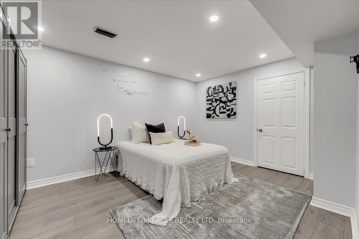 Photo 35 of 301 Odonoghue Avenue, Oakville ON