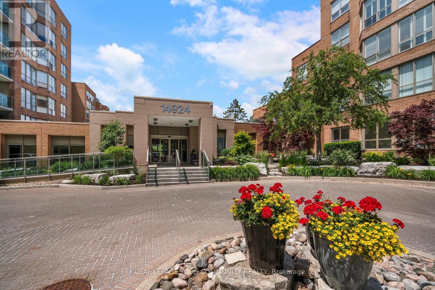 Photo 1 of 305 14924 Yonge Street, Aurora ON