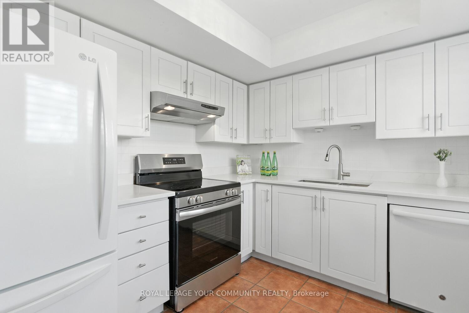 Photo 10 of 305 14924 Yonge Street, Aurora ON