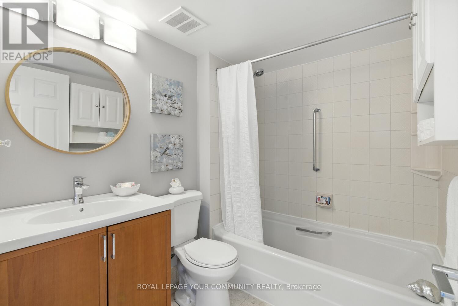 Photo 11 of 305 14924 Yonge Street, Aurora ON