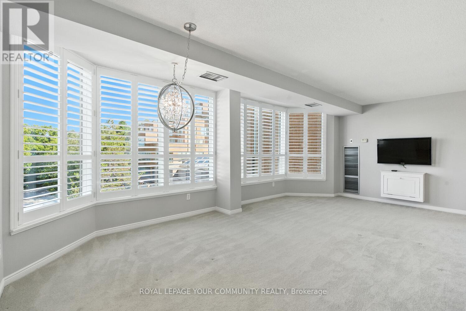 Photo 7 of 305 14924 Yonge Street, Aurora ON