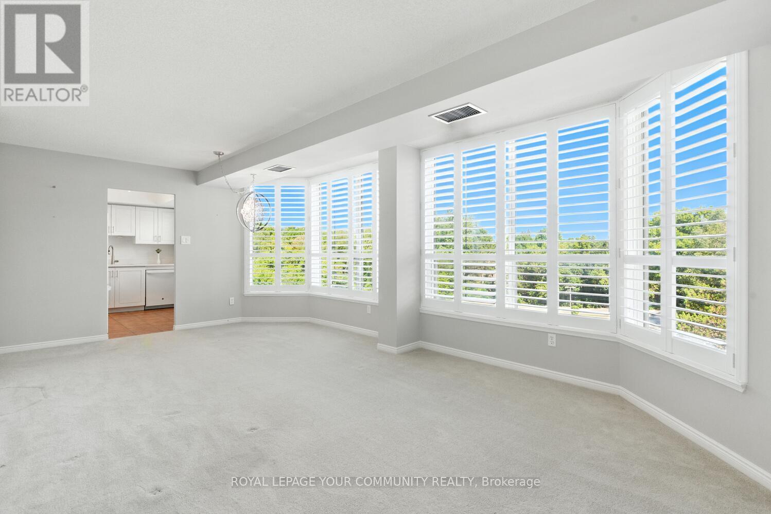 Photo 9 of 305 14924 Yonge Street, Aurora ON