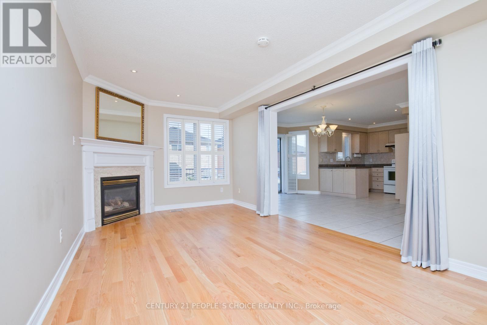 Photo 10 of 71 Rosanna Crescent, Vaughan ON