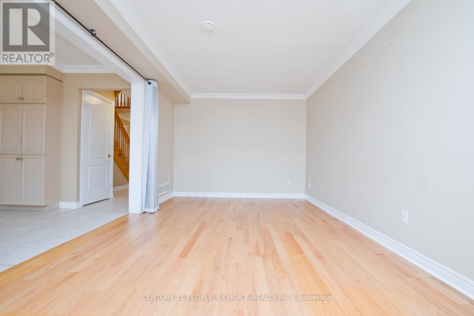 Photo 11 of 71 Rosanna Crescent, Vaughan ON
