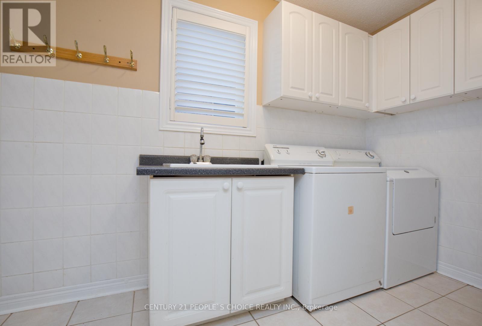 Photo 13 of 71 Rosanna Crescent, Vaughan ON