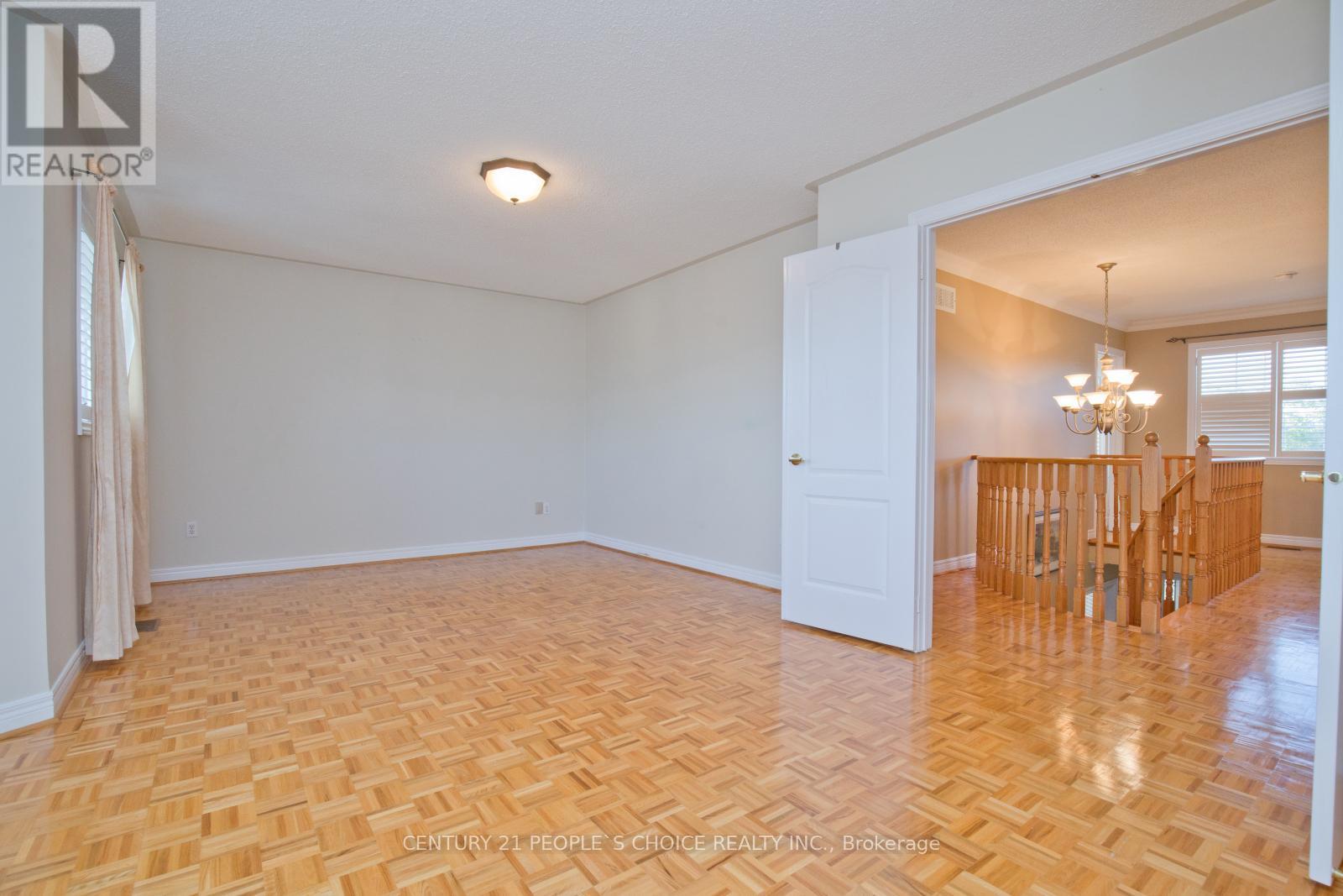 Photo 17 of 71 Rosanna Crescent, Vaughan ON