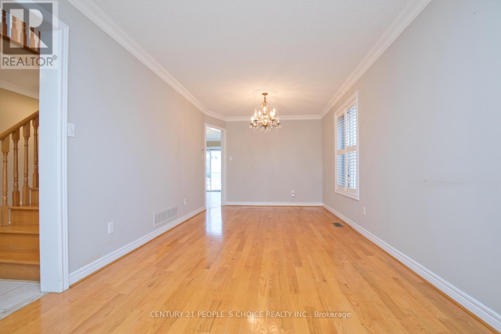 Photo 5 of 71 Rosanna Crescent, Vaughan ON