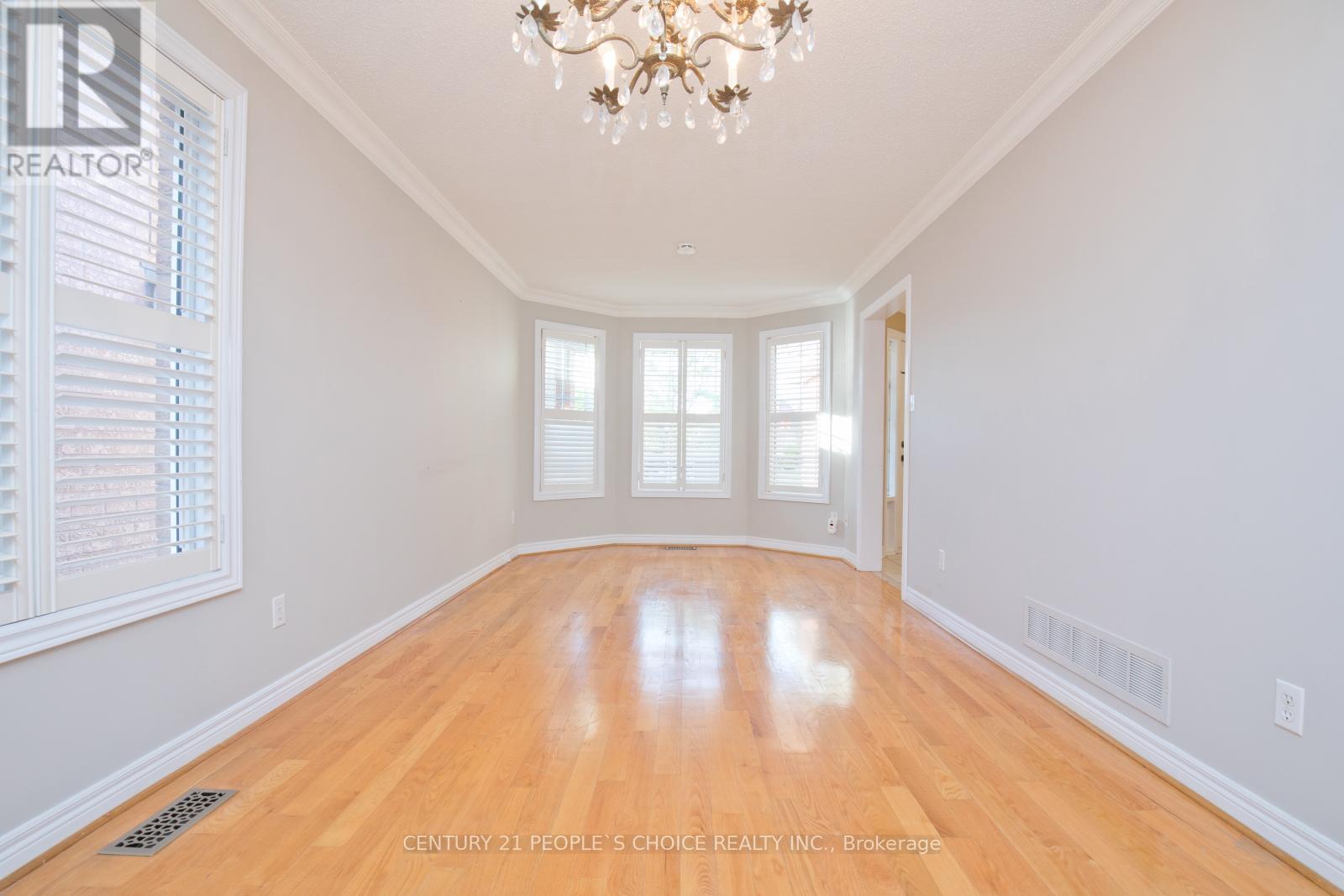 Photo 6 of 71 Rosanna Crescent, Vaughan ON