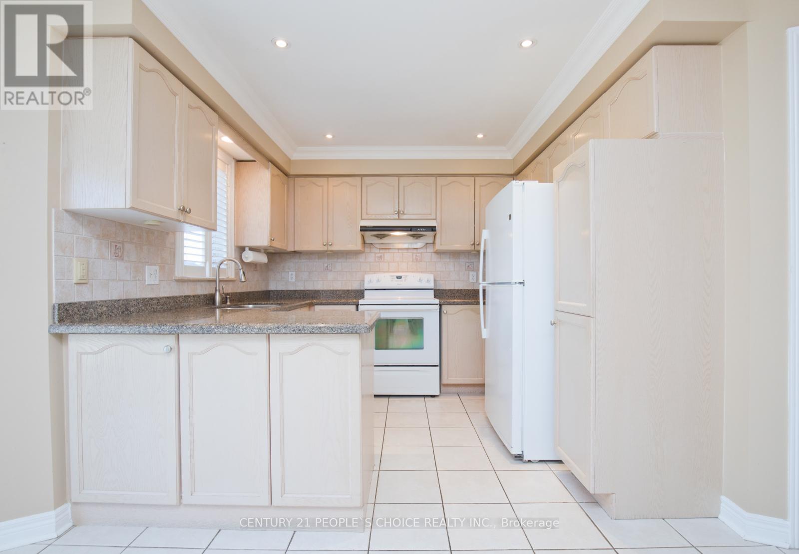 Photo 9 of 71 Rosanna Crescent, Vaughan ON