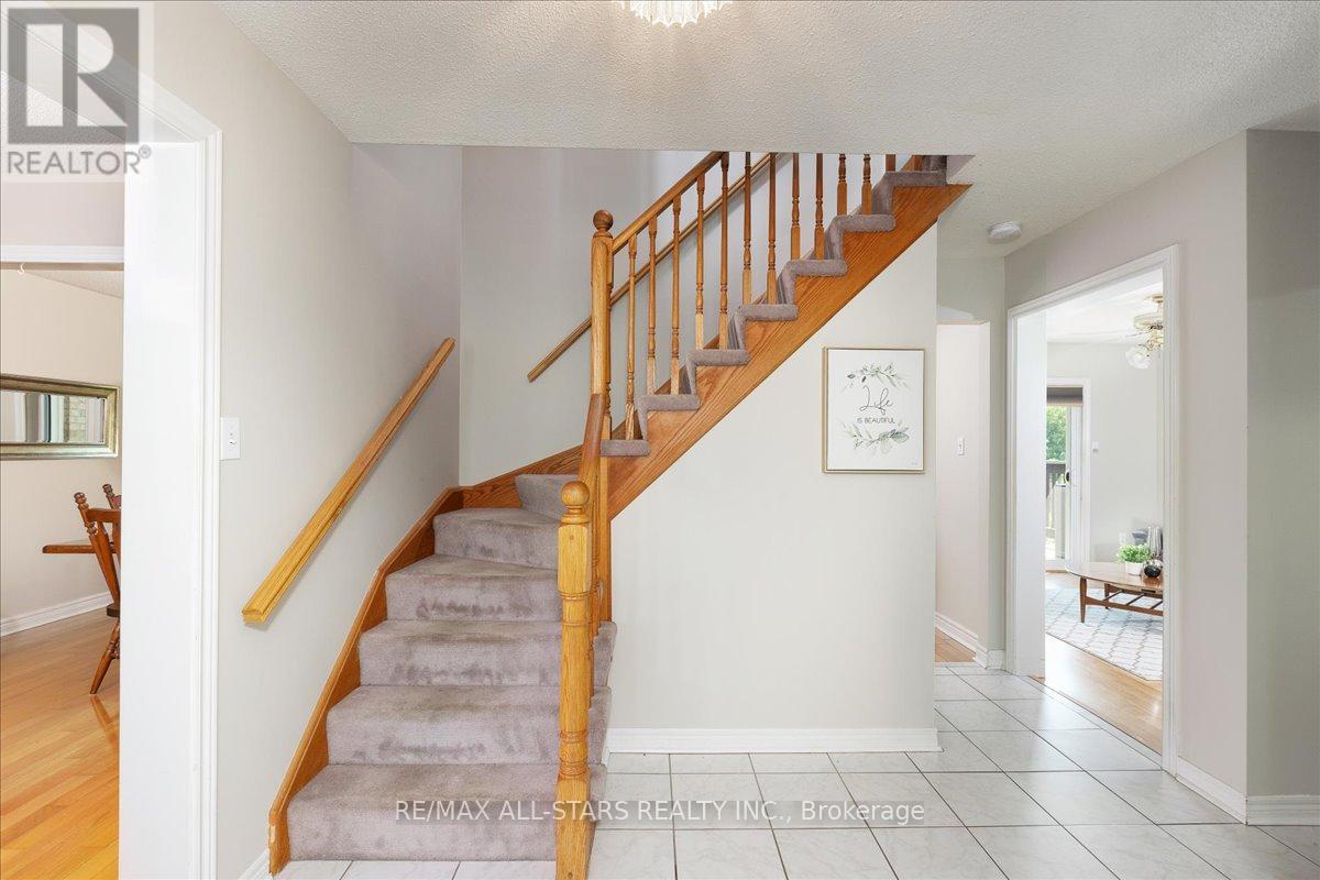 Photo 3 of 16 Iveagh Drive, Georgina ON