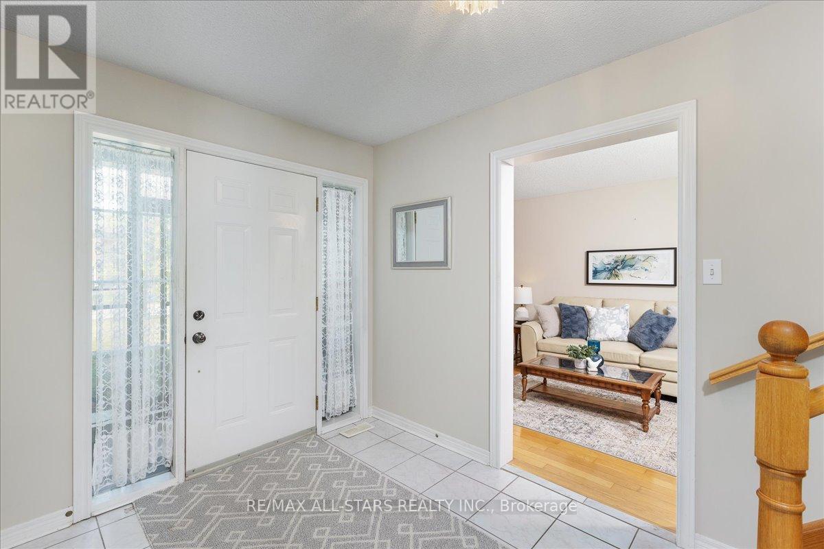 Photo 4 of 16 Iveagh Drive, Georgina ON