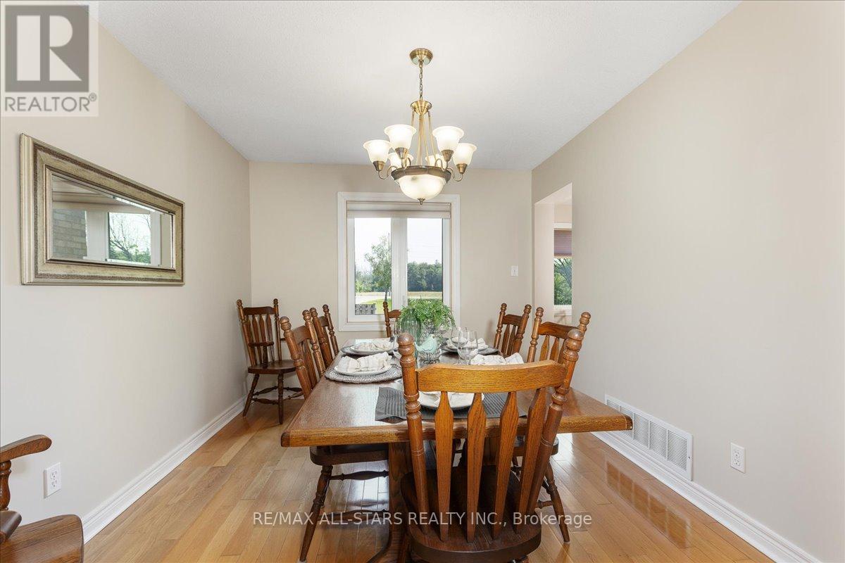 Photo 7 of 16 Iveagh Drive, Georgina ON