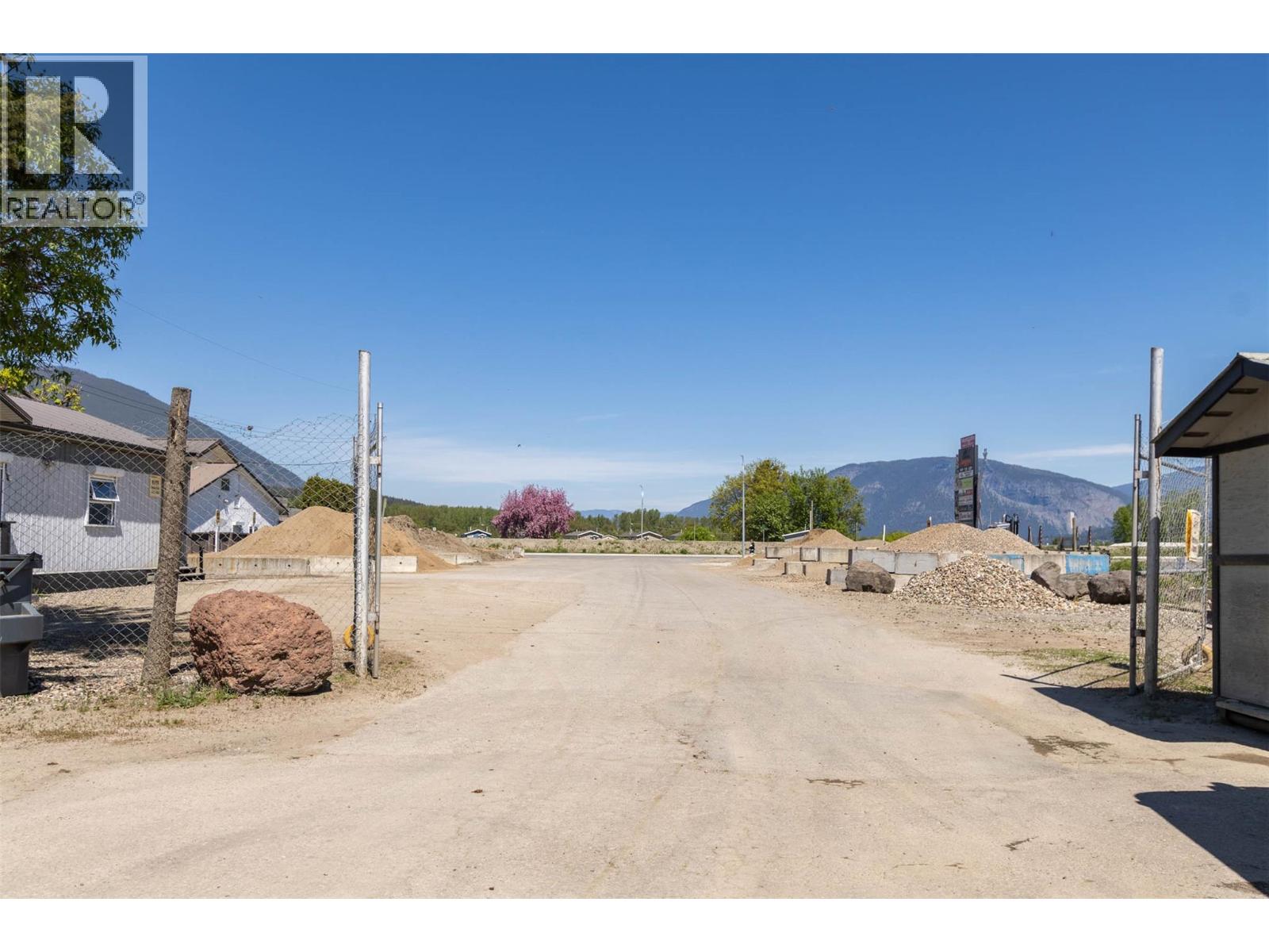  2220/2270 10 Avenue Southwest, Salmon Arm