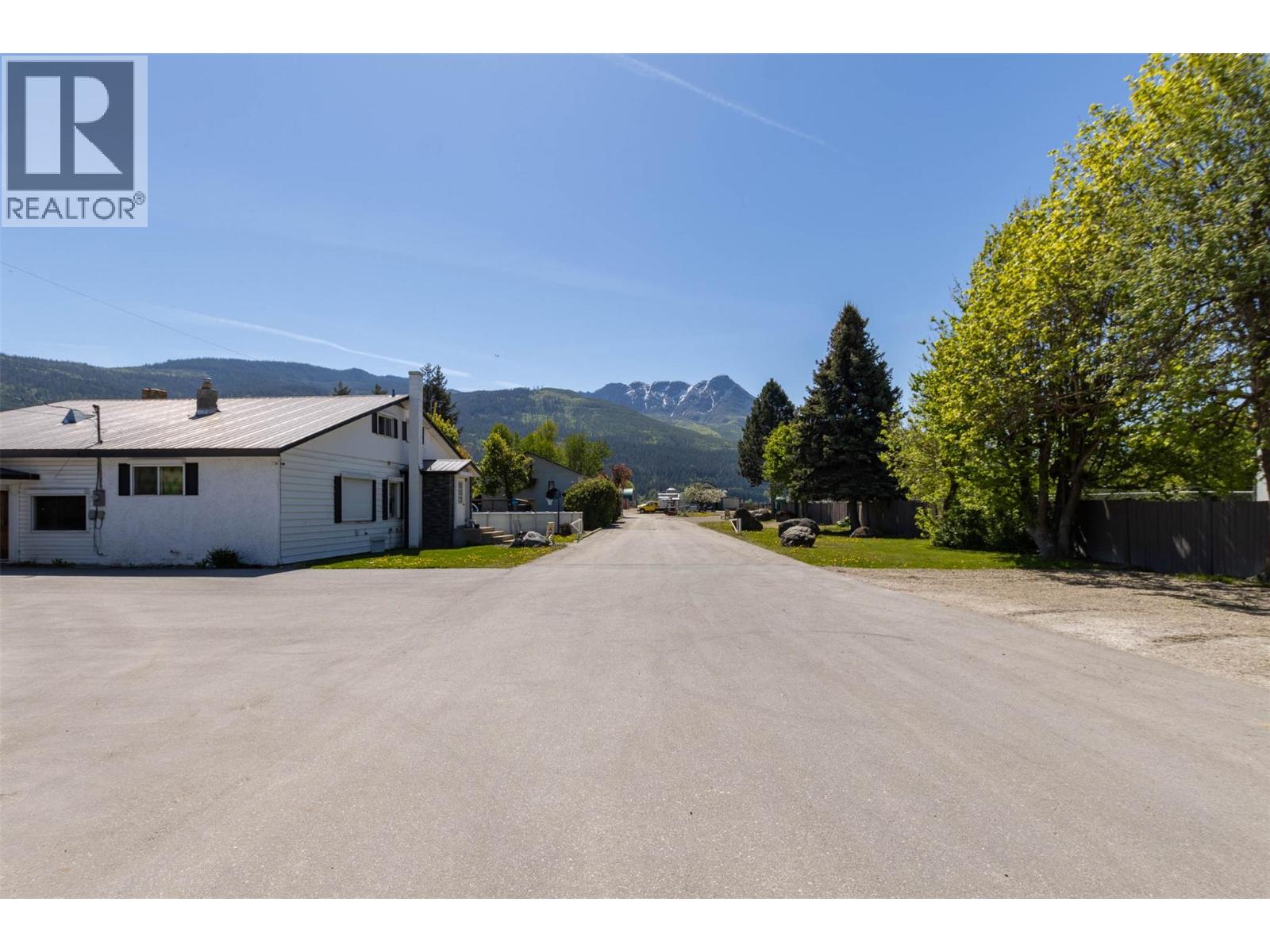  2220/2270 10 Avenue Southwest, Salmon Arm