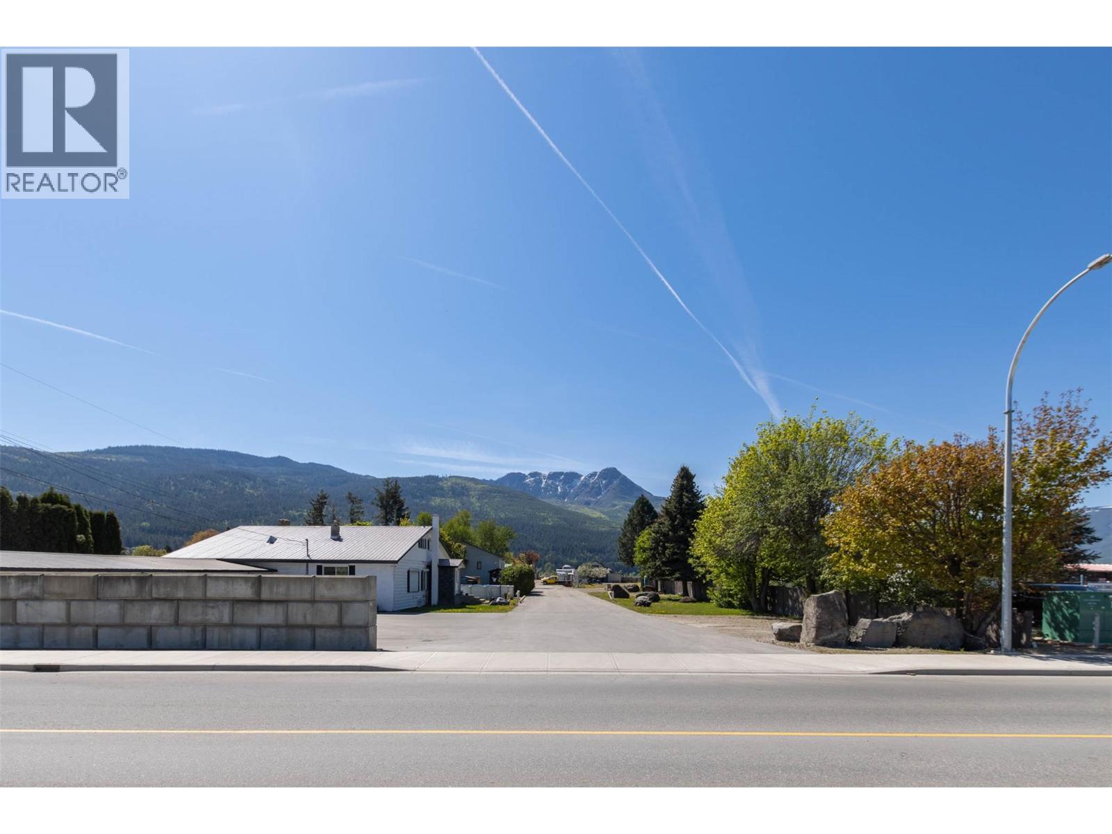  2220/2270 10 Avenue Southwest, Salmon Arm