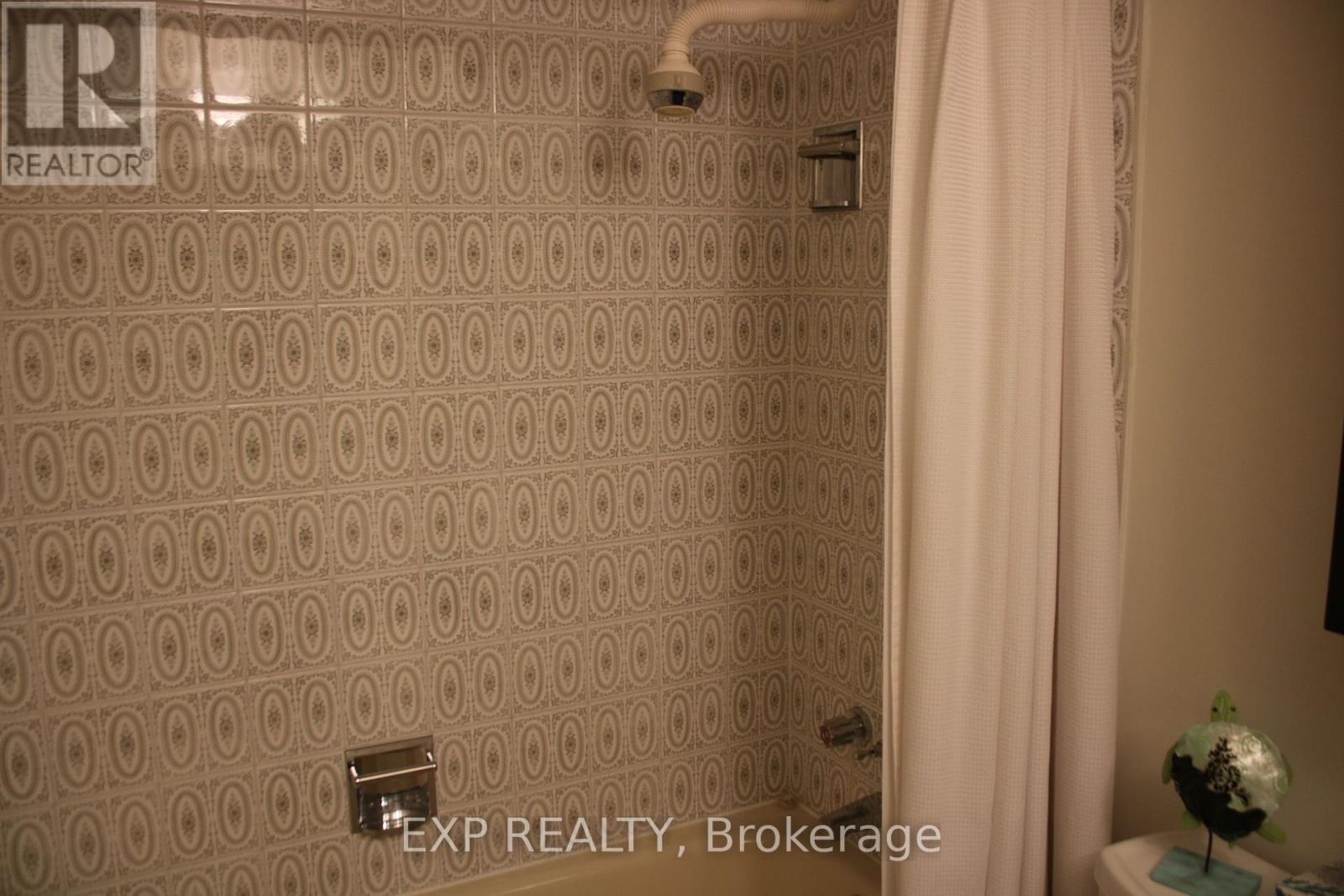 Photo 19 of 104 5250 Lakeshore Road, Burlington ON