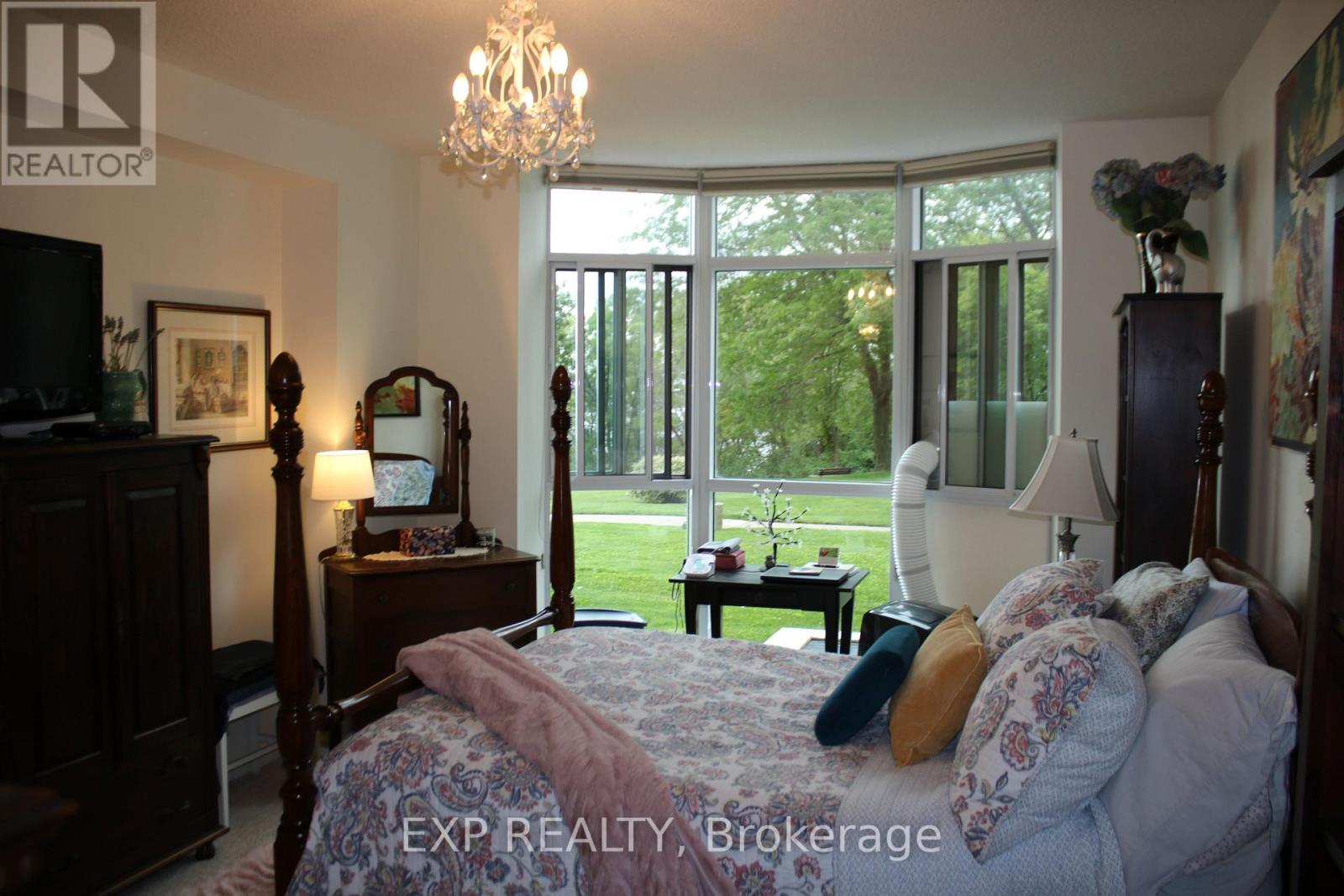 Photo 21 of 104 5250 Lakeshore Road, Burlington ON