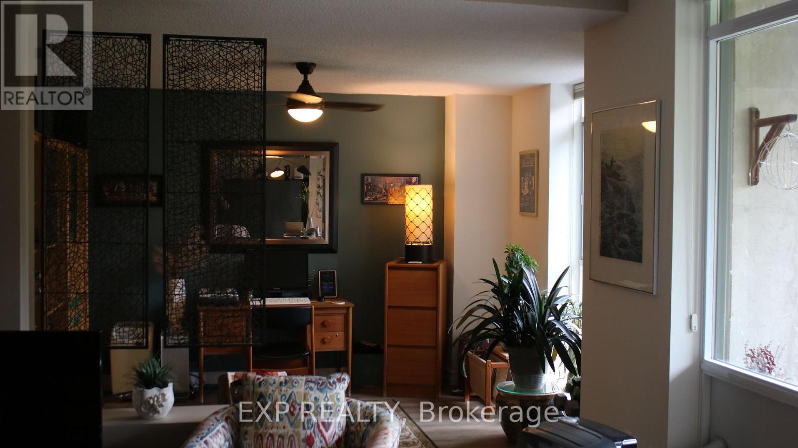 Photo 25 of 104 5250 Lakeshore Road, Burlington ON