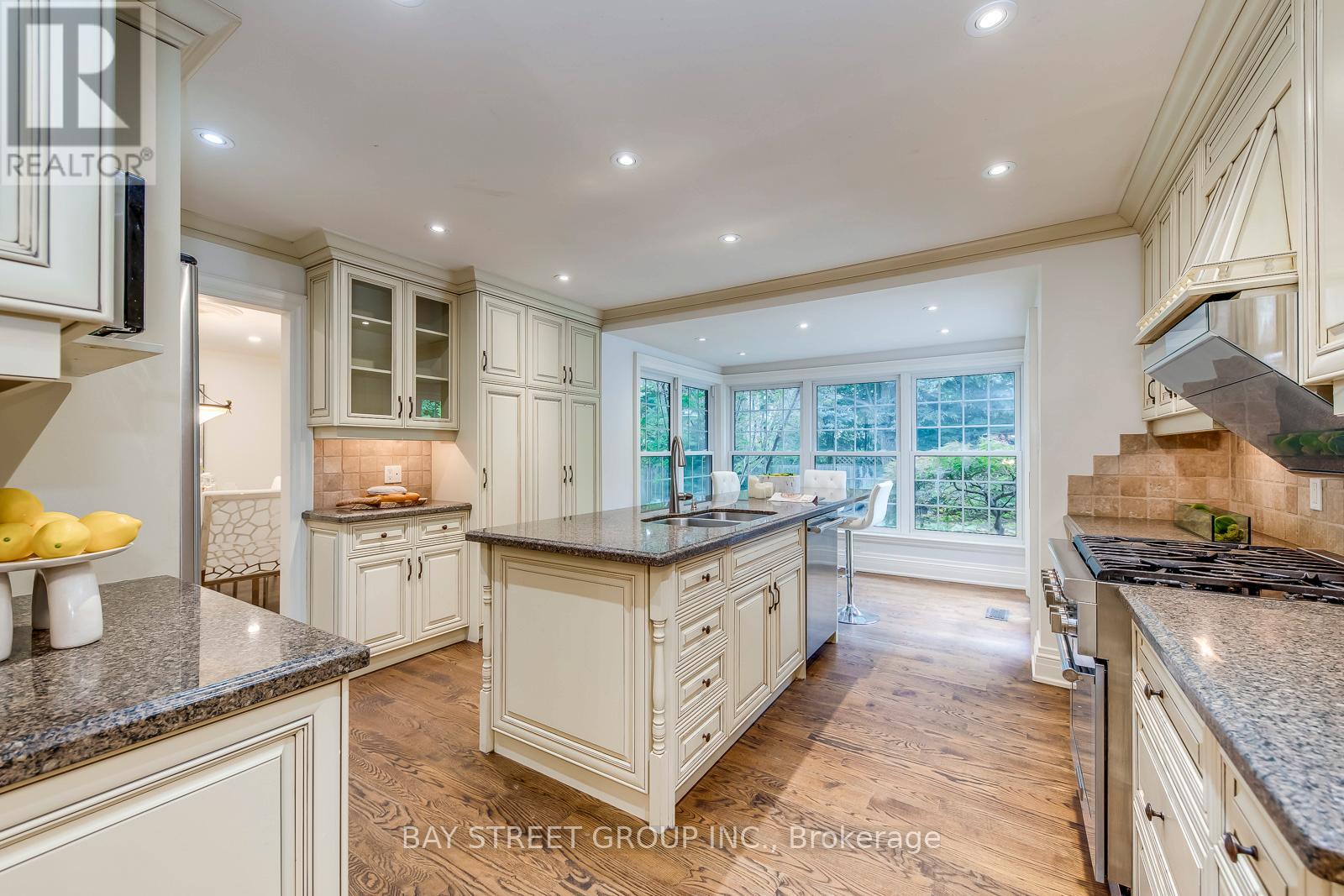 Photo 12 of 246 Beechfield Road, Oakville ON