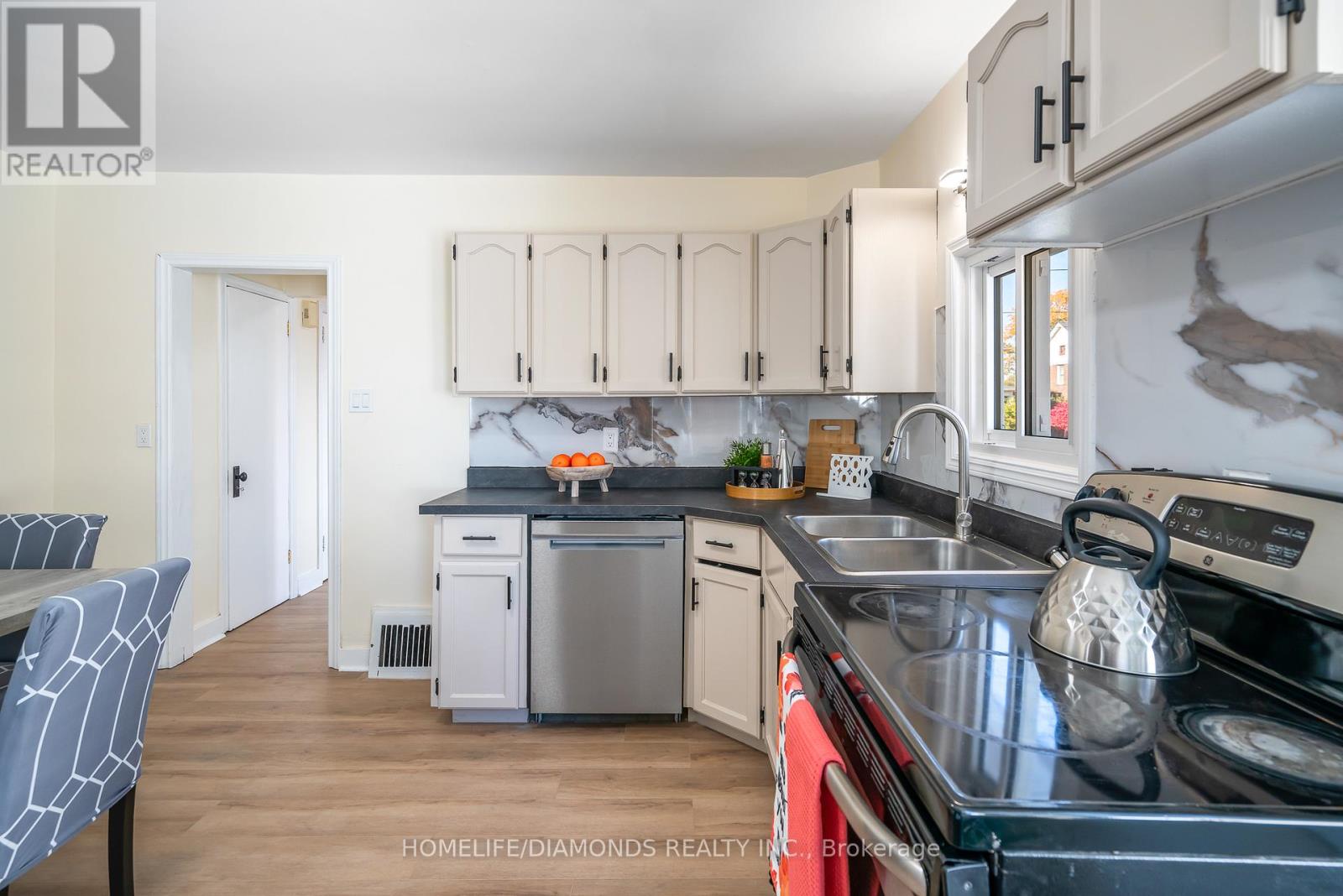 Photo 12 of 5782 Byng Avenue, Niagara Falls ON