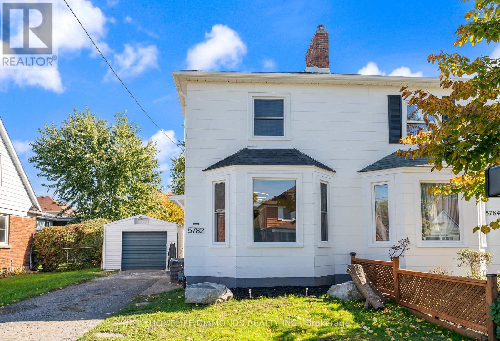 Photo 2 of 5782 Byng Avenue, Niagara Falls ON