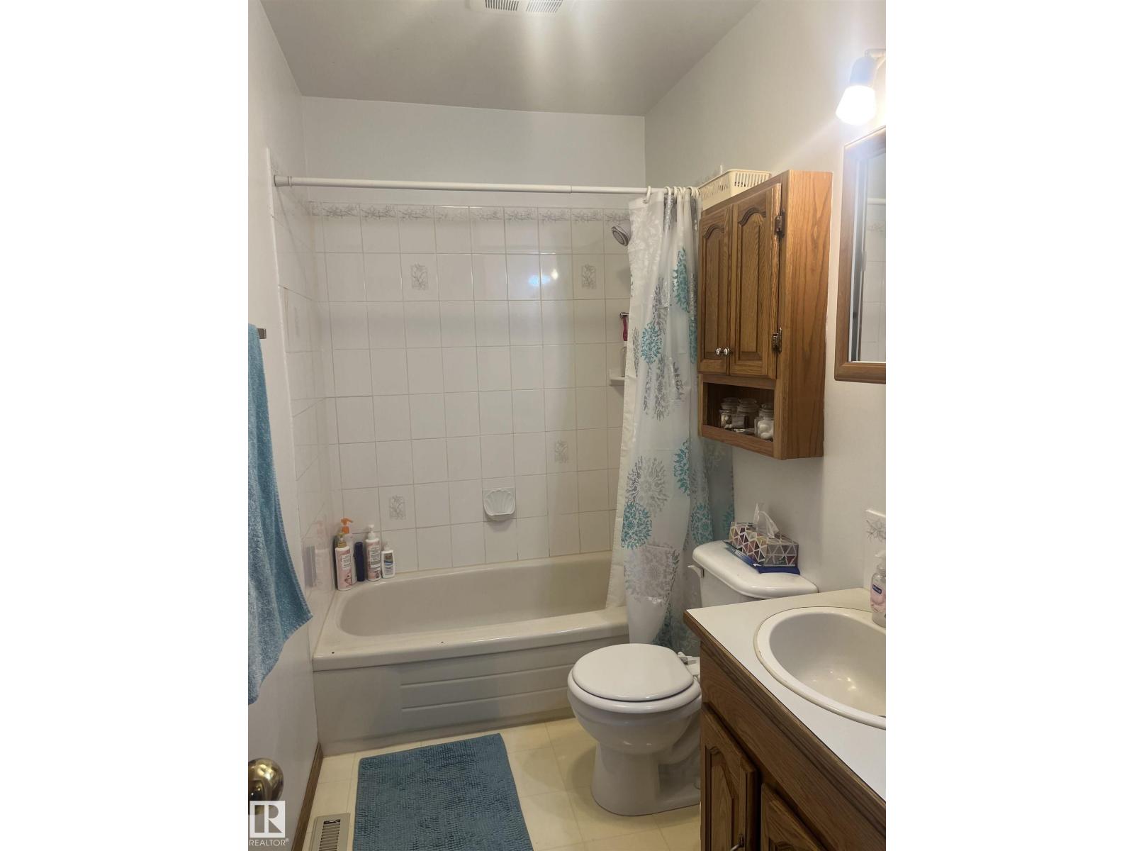 Photo 10 of 16050 95 Av Nw, Edmonton AB