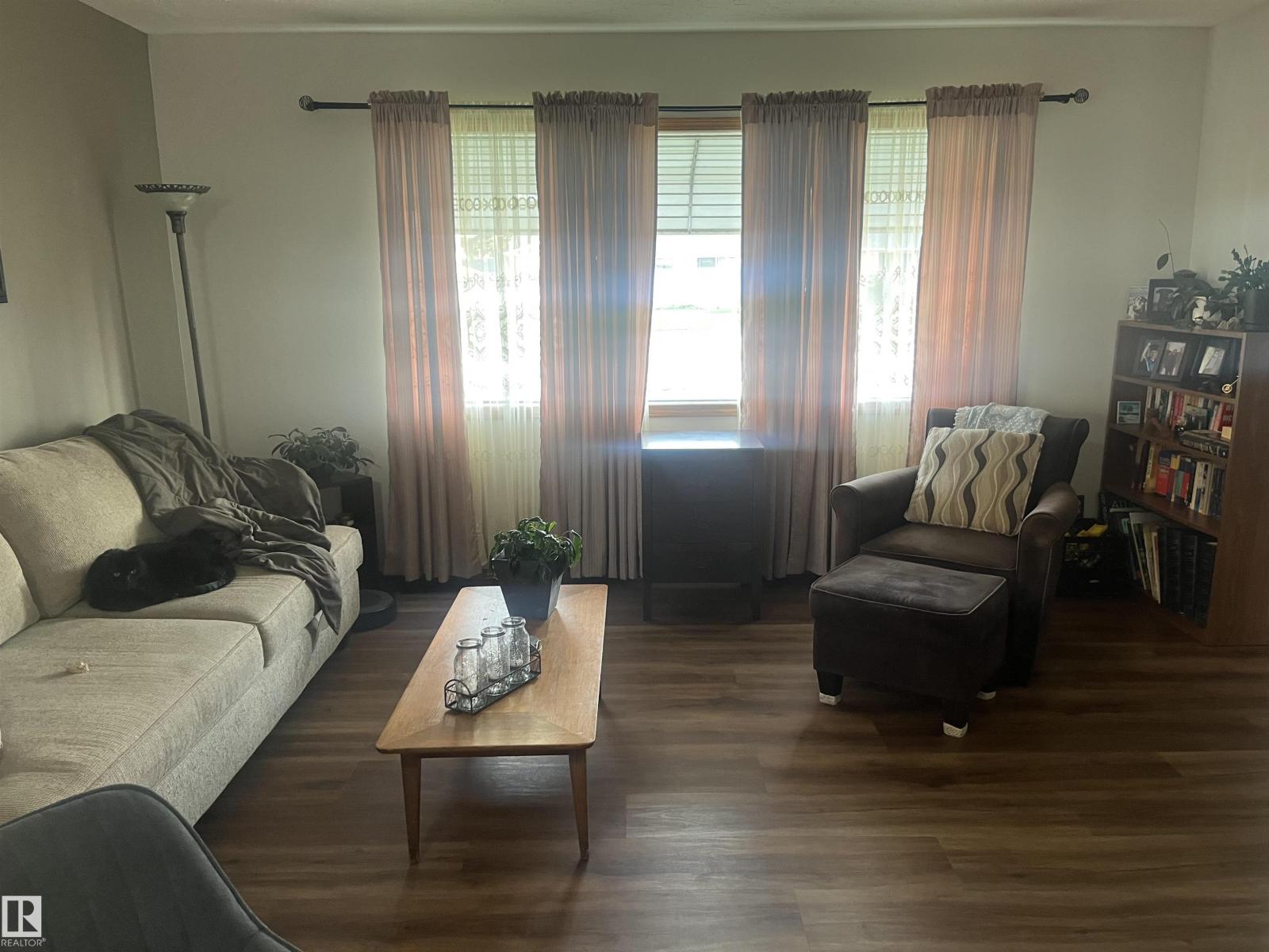 Photo 12 of 16050 95 Av Nw, Edmonton AB