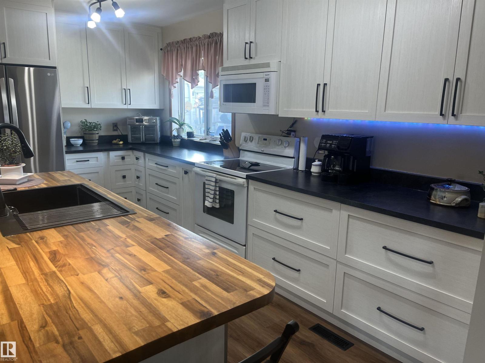 Photo 3 of 16050 95 Av Nw, Edmonton AB