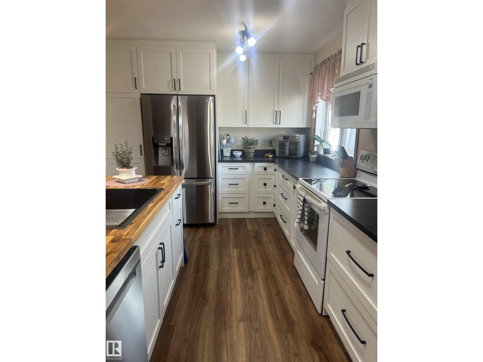 Photo 4 of 16050 95 Av Nw, Edmonton AB