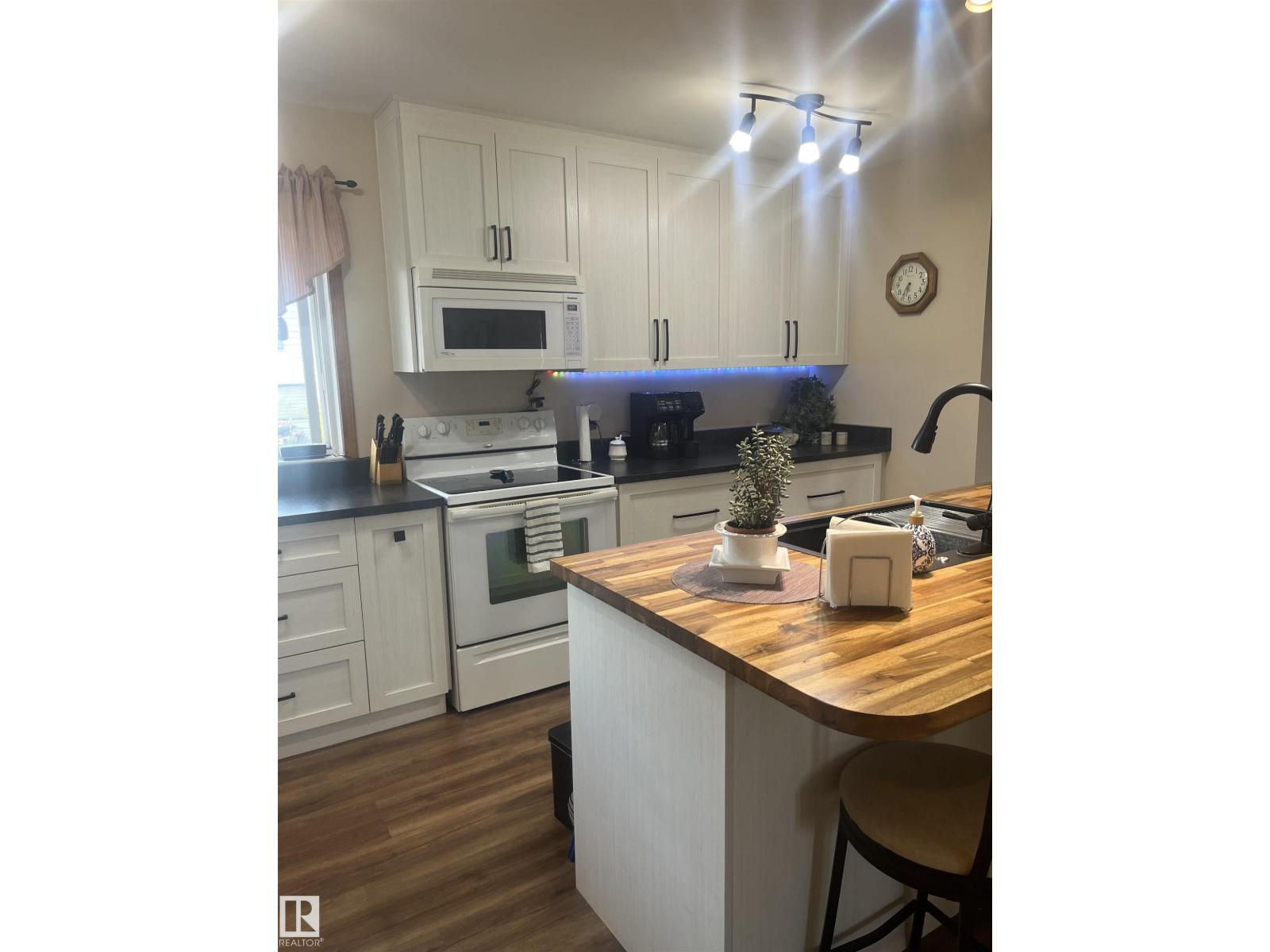 Photo 5 of 16050 95 Av Nw, Edmonton AB