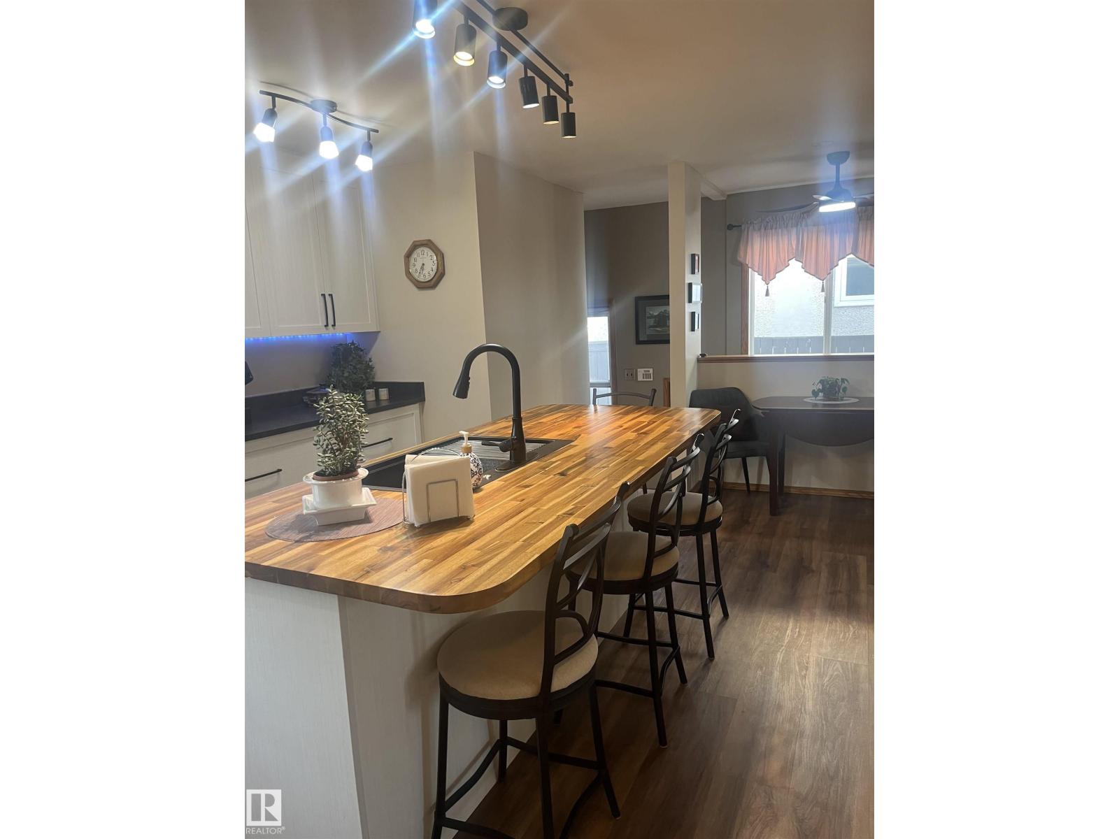 Photo 6 of 16050 95 Av Nw, Edmonton AB