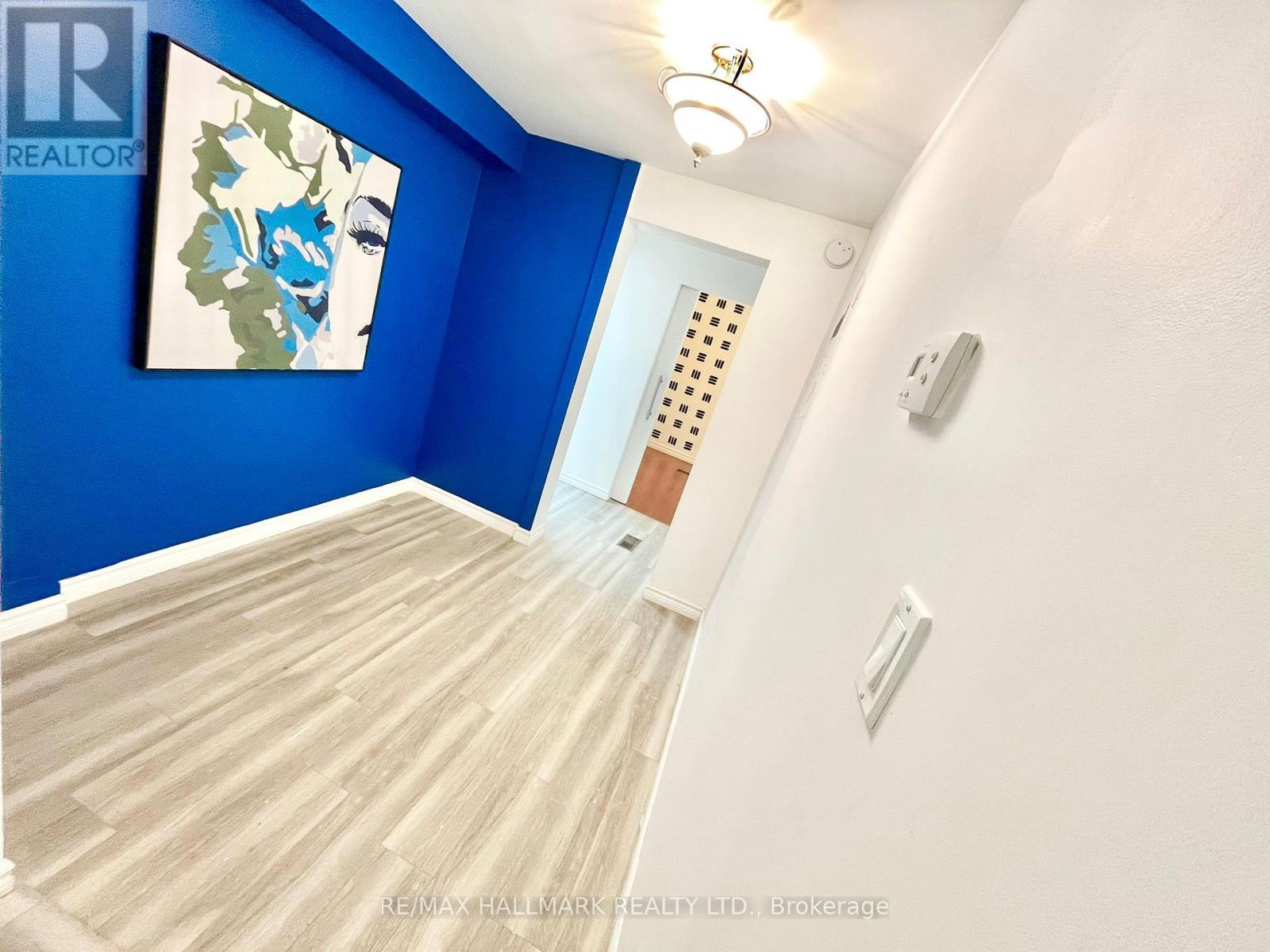 Photo 4 of Main 866 Bathurst Street, Toronto ON
