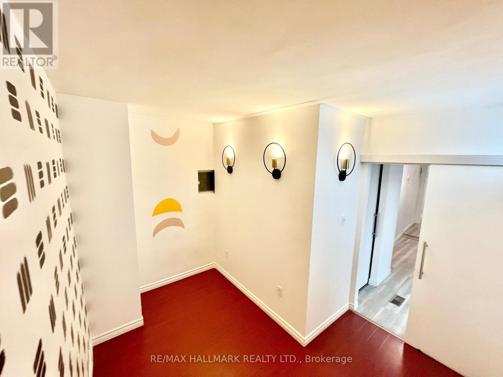 Photo 15 of Main 866 Bathurst Street, Toronto ON